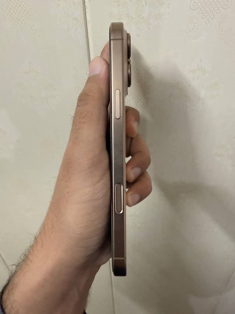 Apple iPhone 16 Pro Max 6