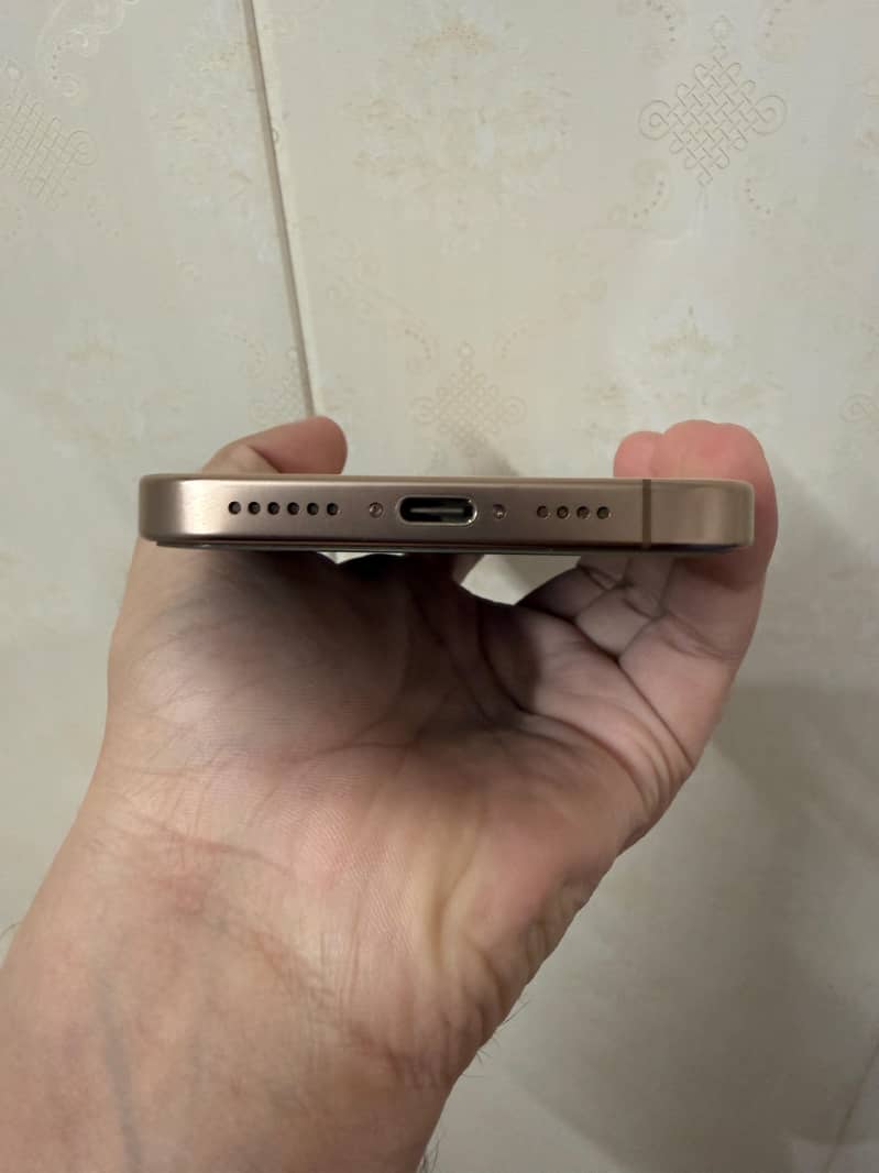 Apple iPhone 16 Pro Max 9