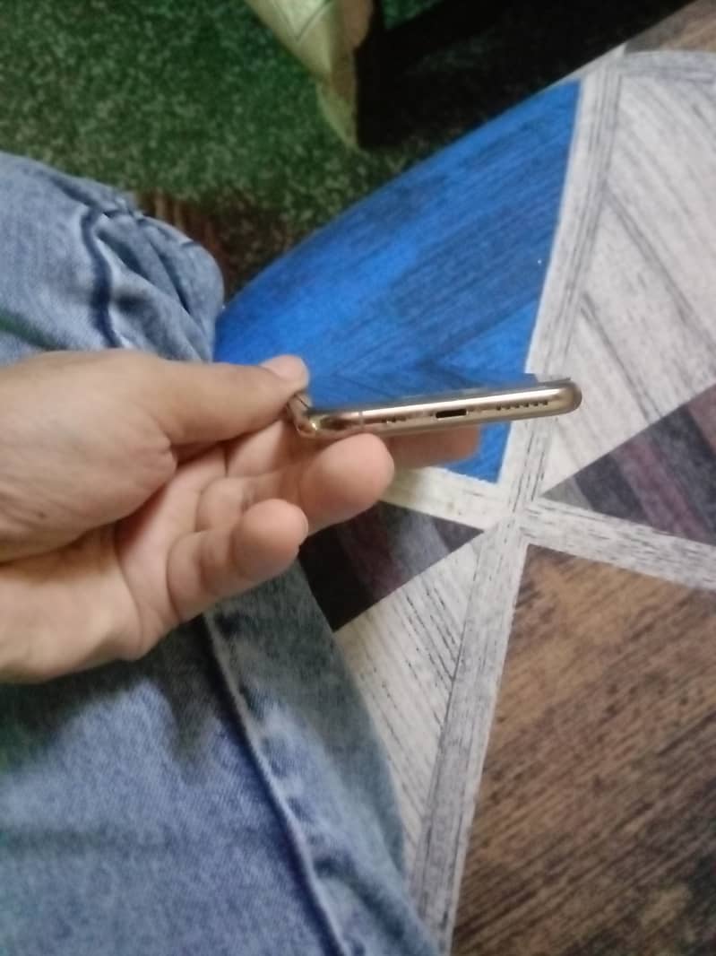 Apple iPhone XS 3
