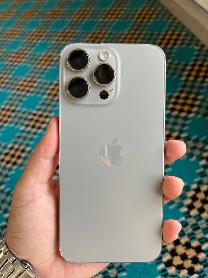 Apple iPhone 15 Pro Max 4