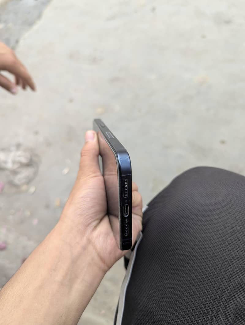 Apple iPhone 15 Pro Max 4