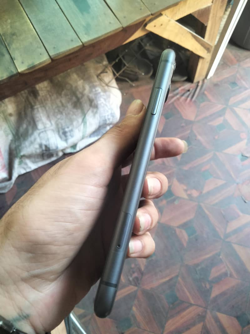 Apple iPhone 11 4