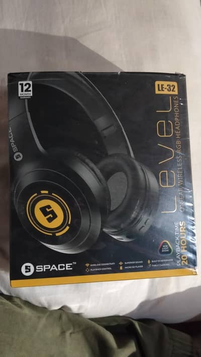Level on ear wireless headphone