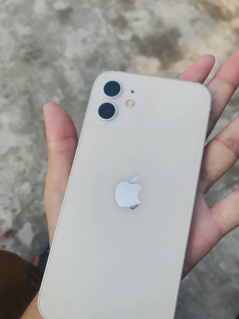 Apple iPhone 12 4