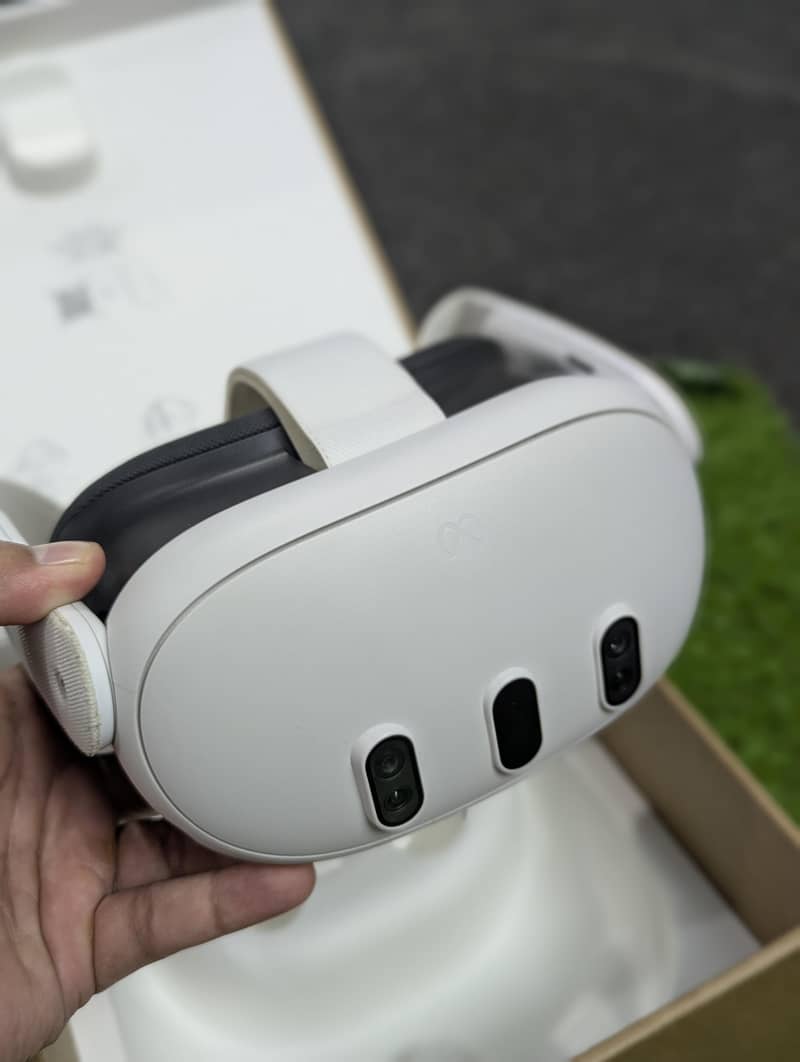 Oculus quest 3 box open 4