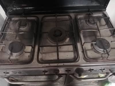 Cooking range in good condition and fully functional.