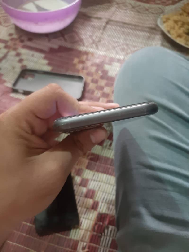 Apple iPhone 11 4