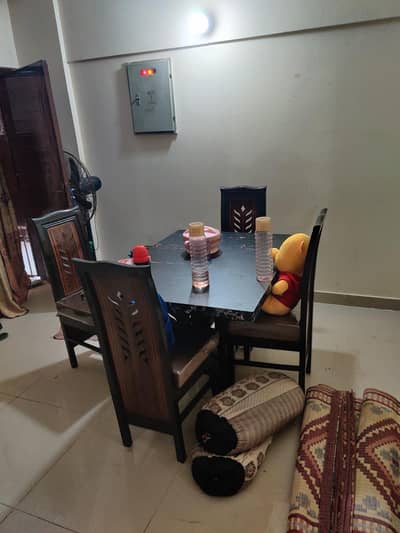 4x5 dining table with 4 chairs 10/10