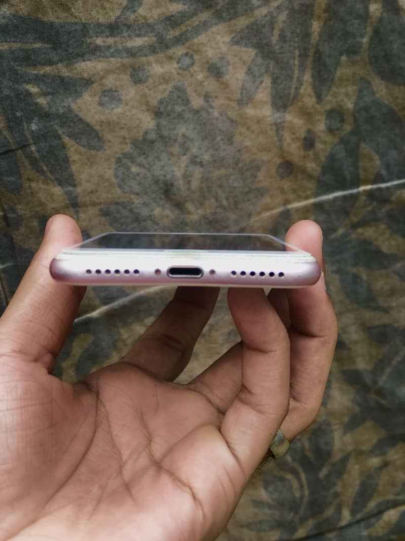 Apple iPhone 7 4