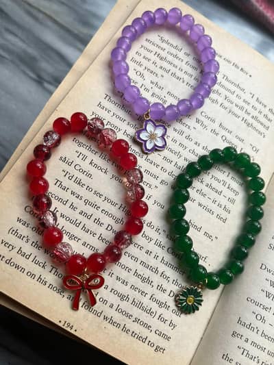 Green beads bracelet with cute sunflower charm. best for girls fashion