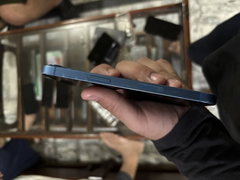 Apple iPhone 13 4
