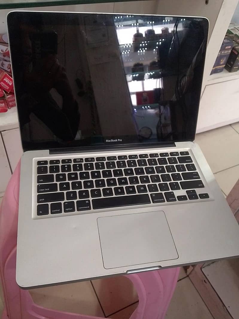 apple macbook / apple/ 1