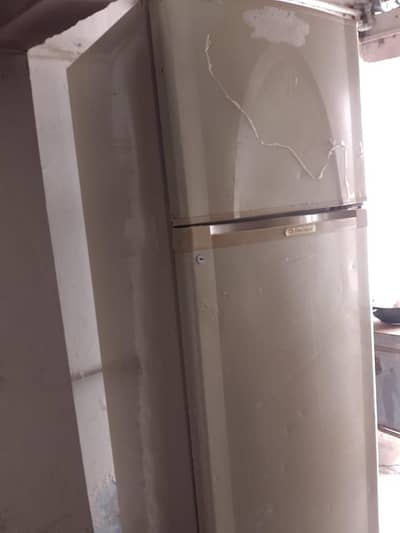 fridge medium size h nechy Wala door demagh lekin chlti ok cooling okh