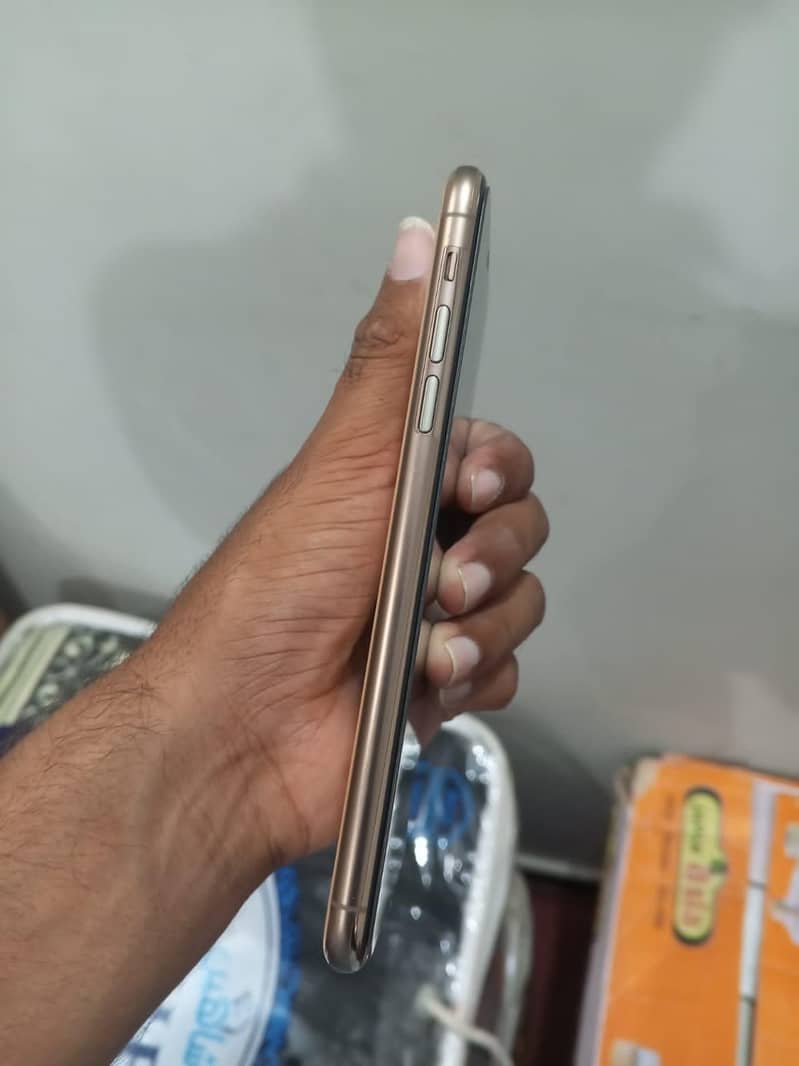 Apple iPhone 11 Pro Max 6