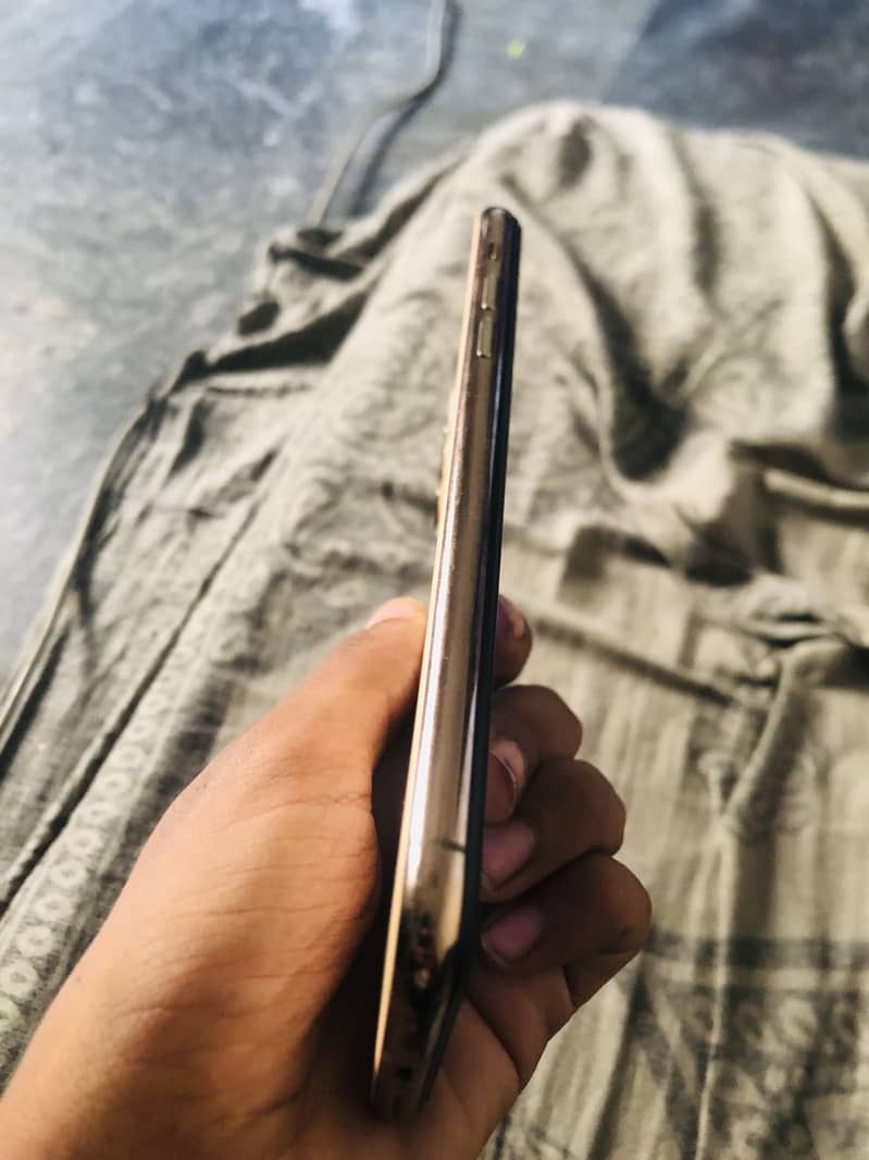 Apple iPhone 11 Pro Max 4