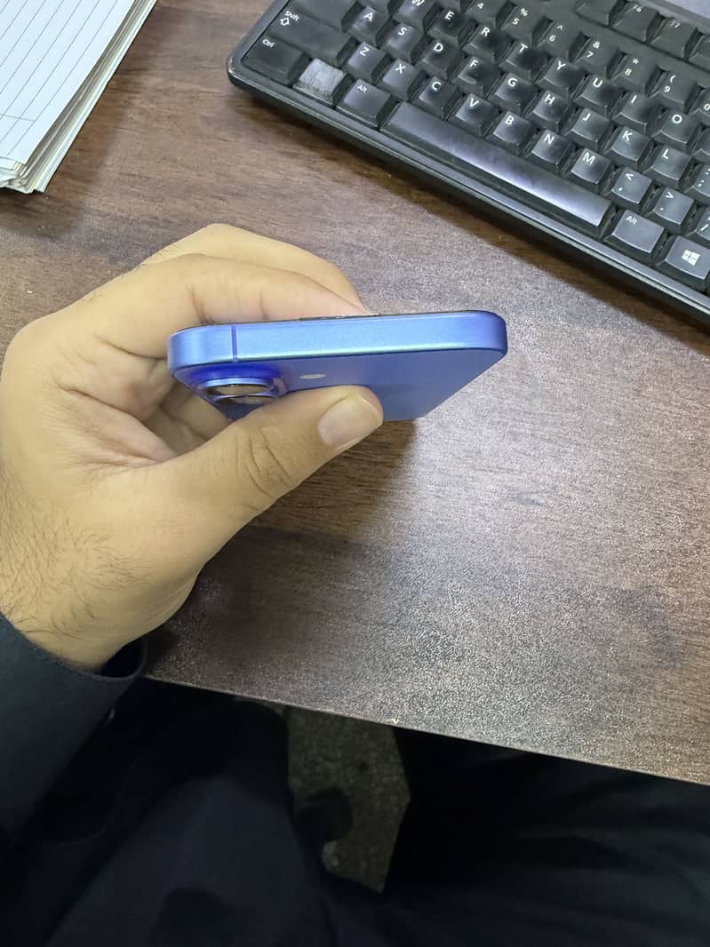 Apple iPhone 16 3