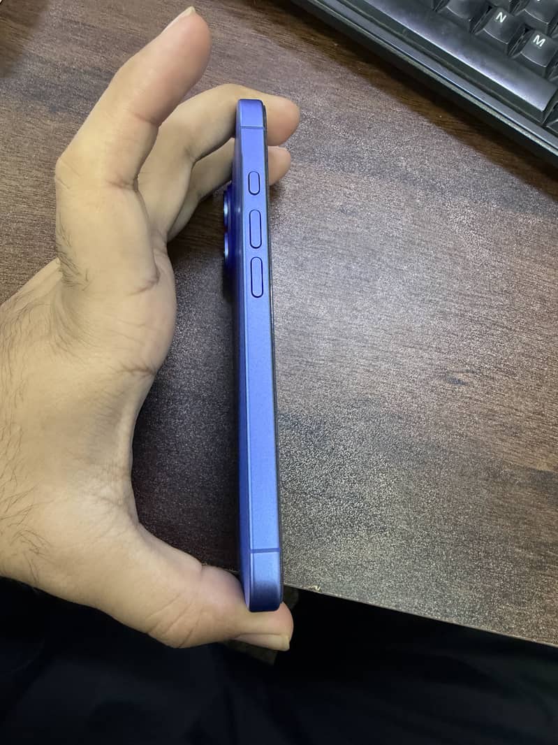 Apple iPhone 16 5