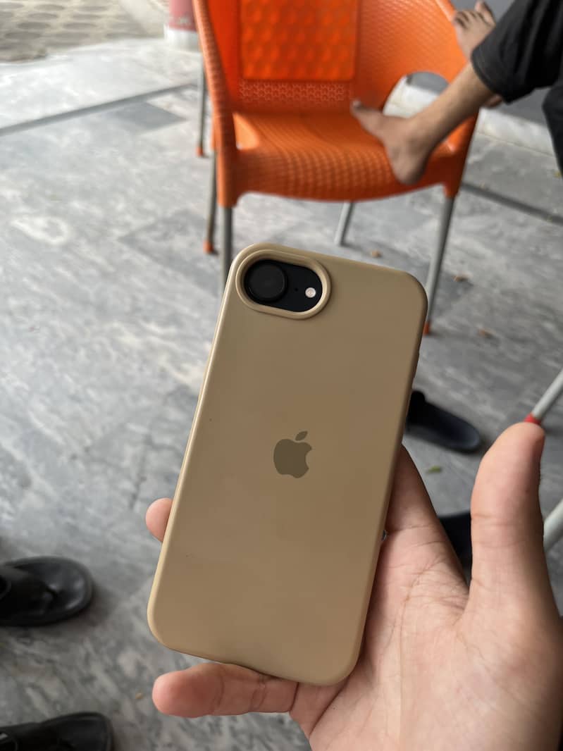 Apple iPhone 16e 0