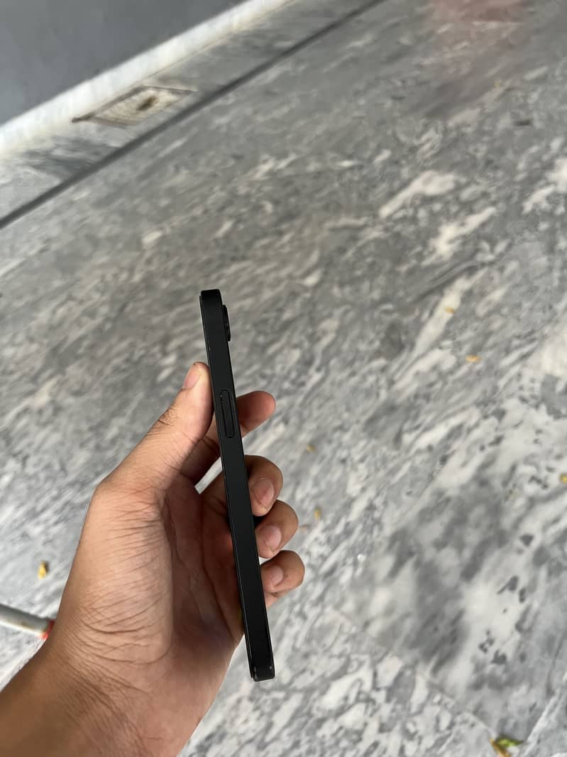 Apple iPhone 16e 1