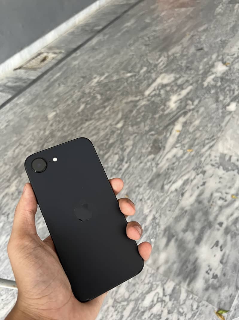 Apple iPhone 16e 2