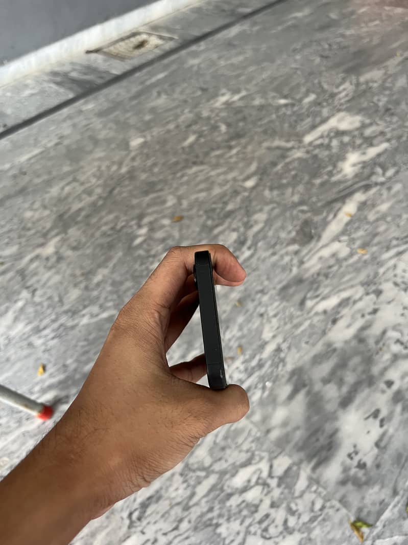 Apple iPhone 16e 3
