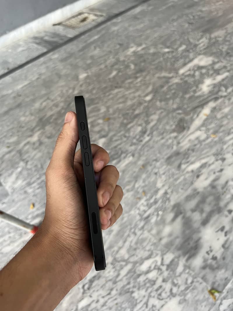 Apple iPhone 16e 6