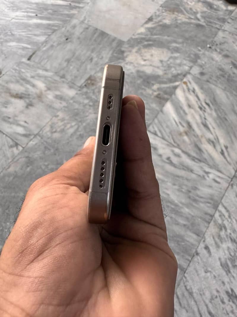 Apple iPhone 15 Pro 4