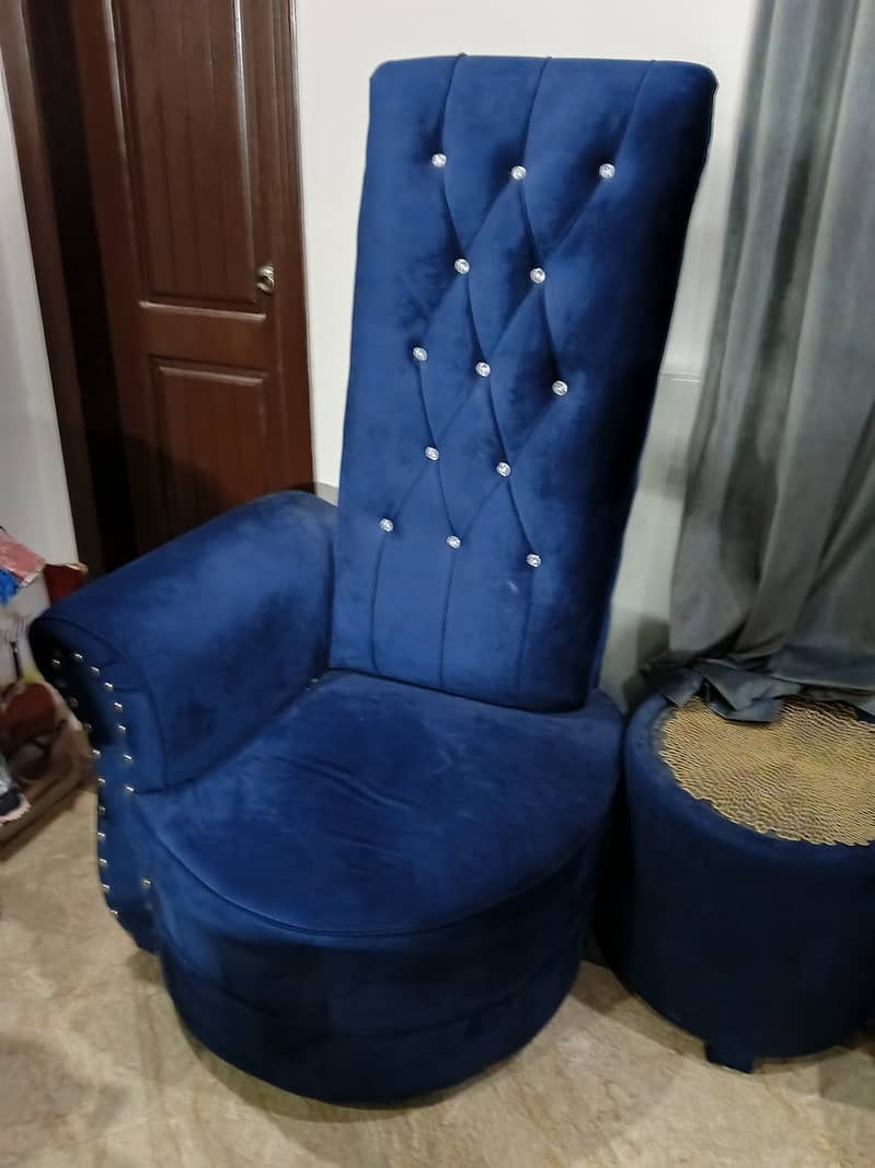Chairs with table 1