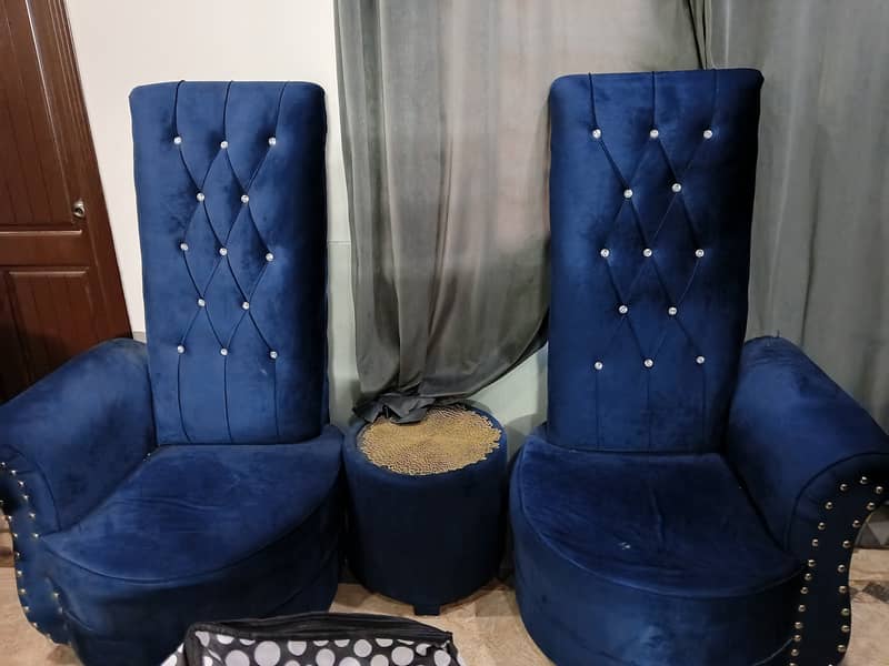 Chairs with table 3