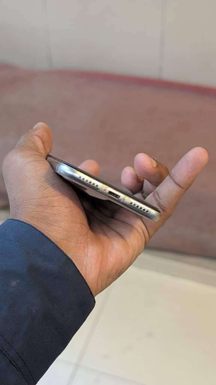 Apple iPhone X 4
