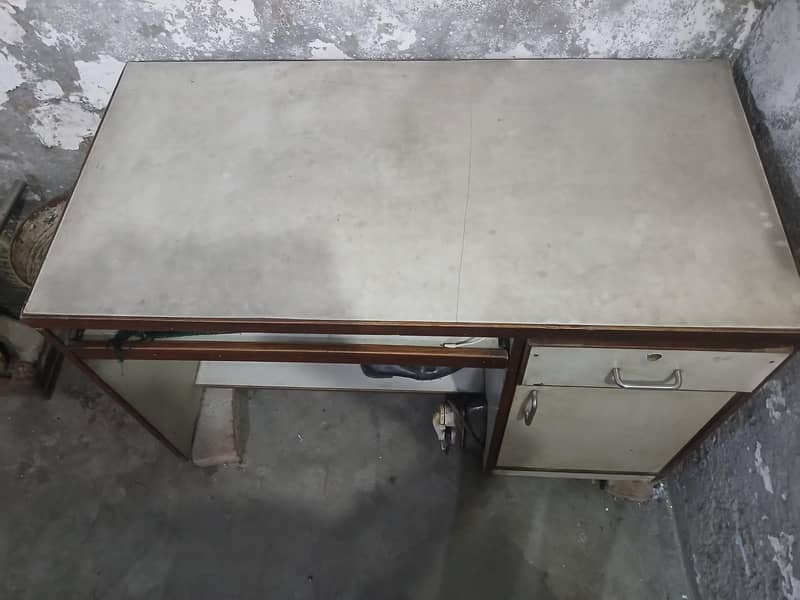 Table For Computer And Accessories. . . 0