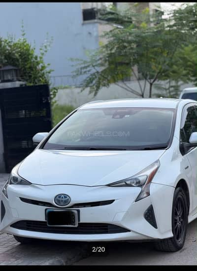Toyota Prius 2016 pearl white A premium addition