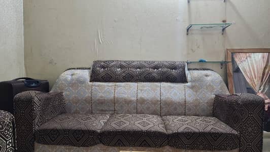 5 Seater Traditional Poshish Sofa Set with Deco Glass Center Table