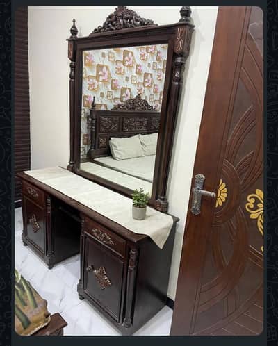 queen bed with side table with mettres with dressing table
