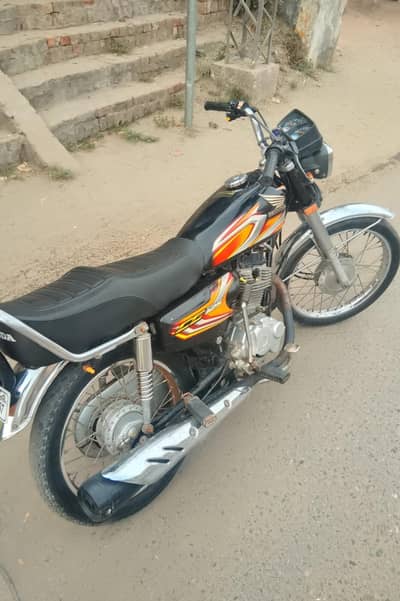 Honda 125 hai jis bhai ne lena ho wahe rabta kary plz