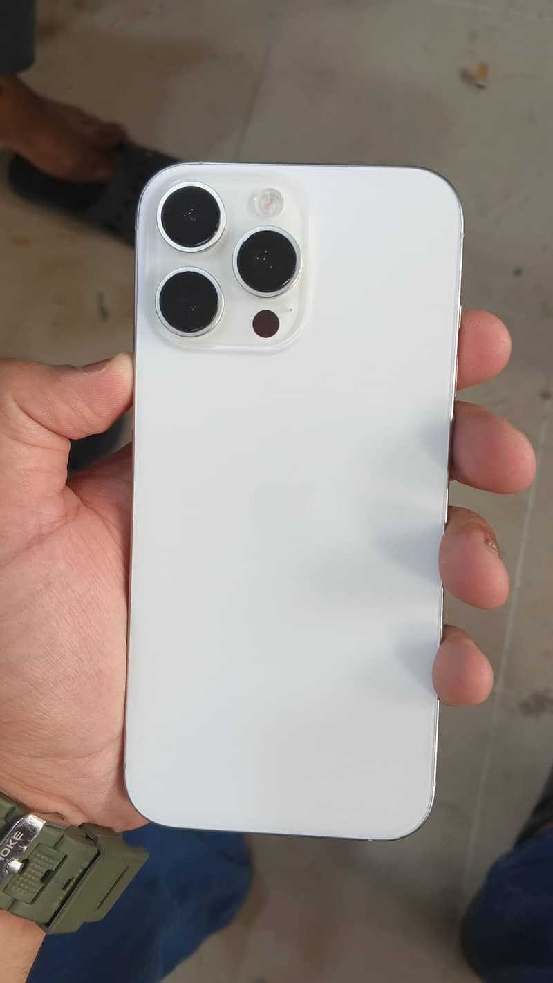 Apple iPhone 16 Pro Max 3