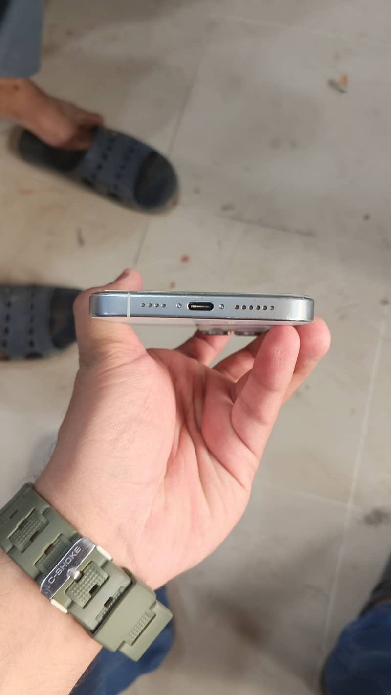 Apple iPhone 16 Pro Max 4