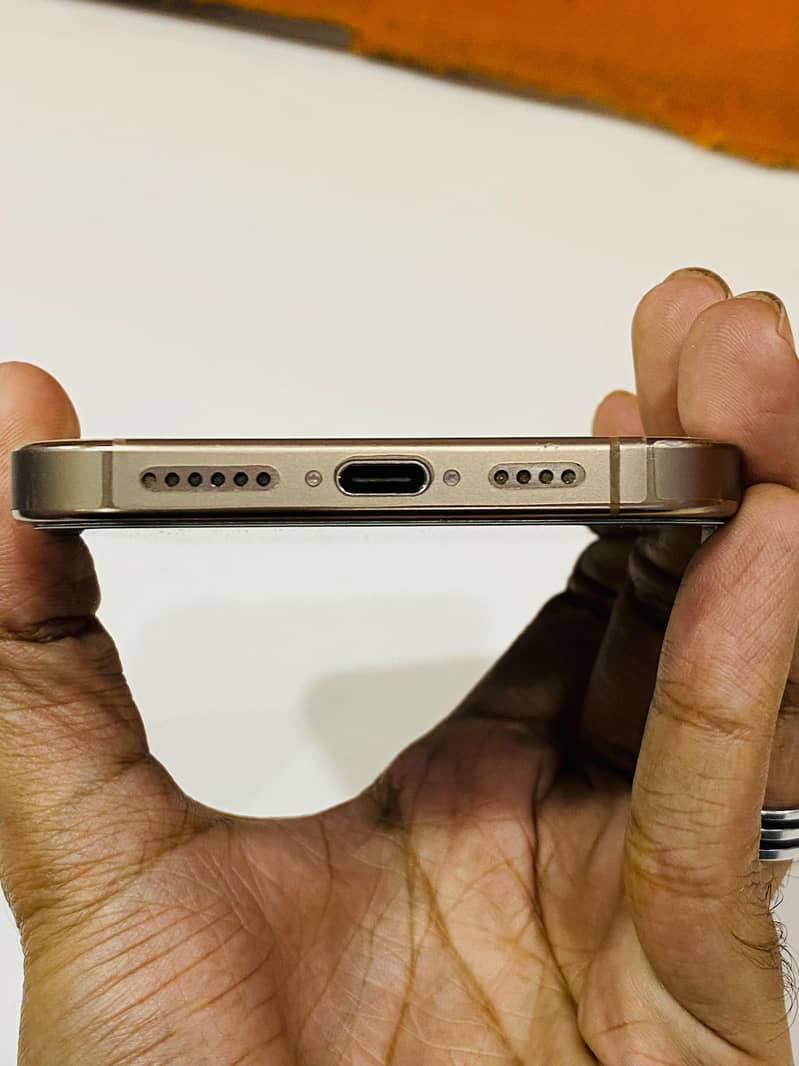 iPhone 16 Pro Max 2