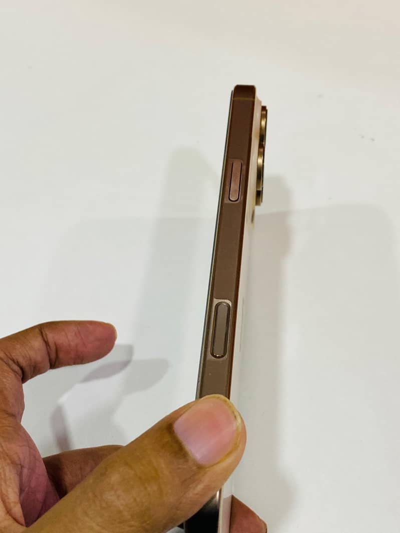 iPhone 16 Pro Max 5