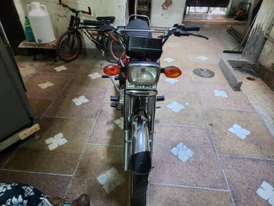 bike pic ma dakh saqta ha candithion 10/8 (03083666996]