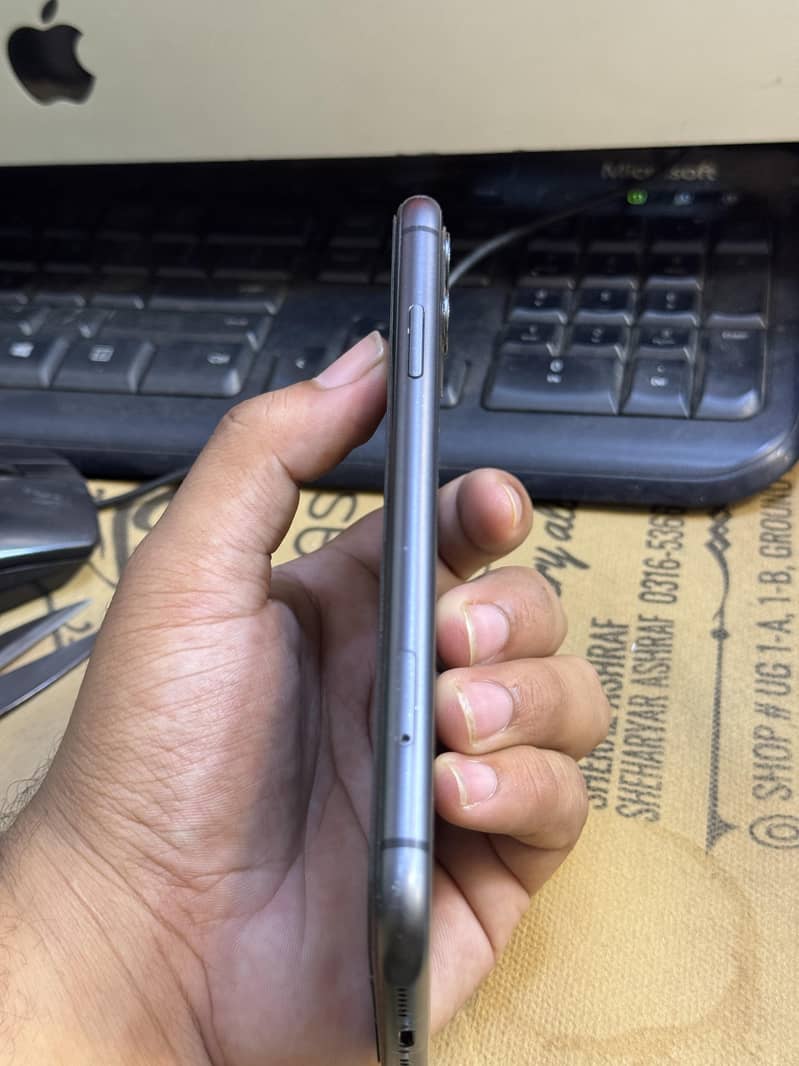 Apple iPhone 11 7