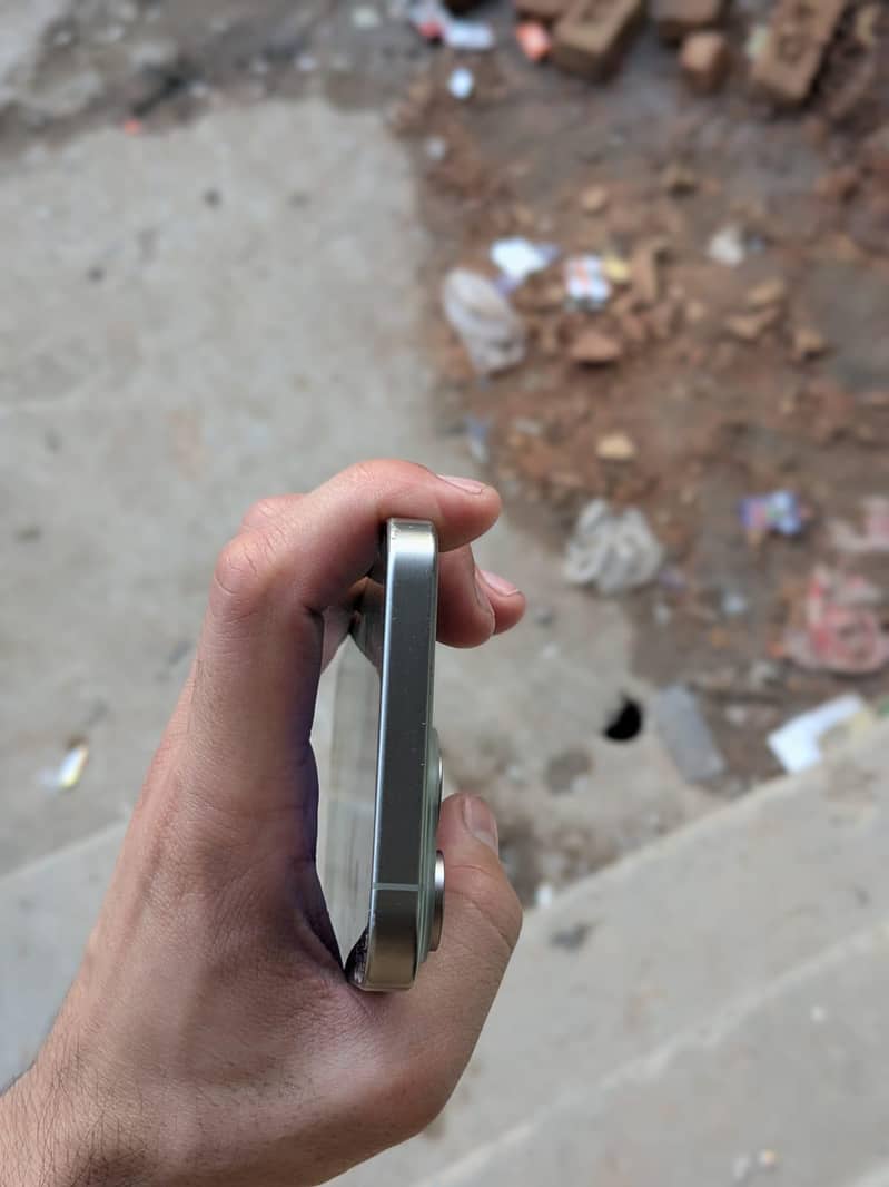 Apple iPhone 15 Pro Max 4