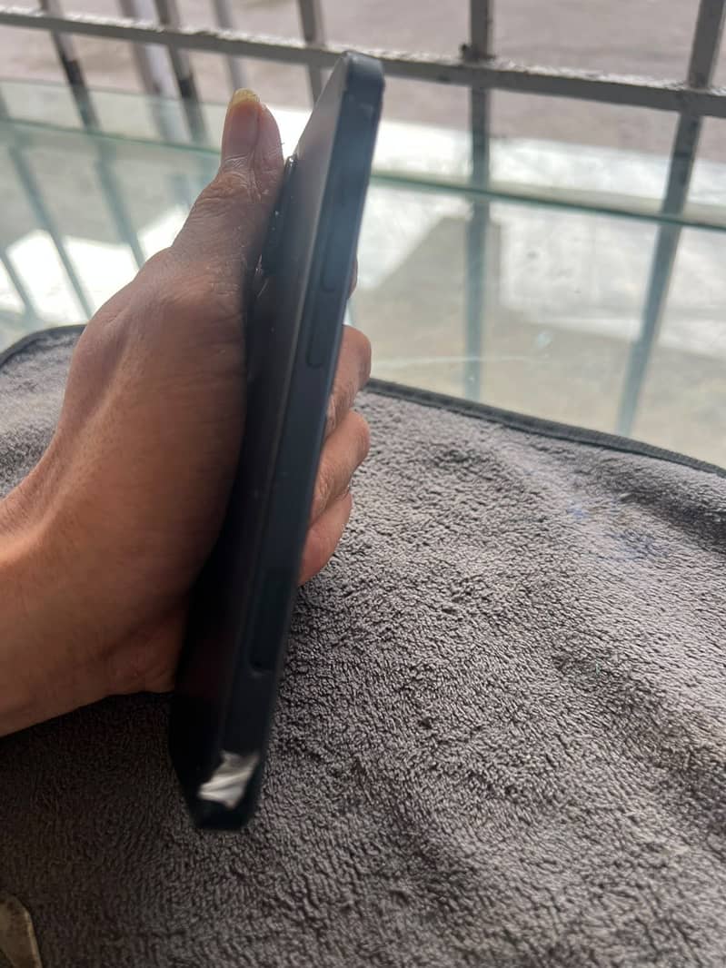 Apple iPhone 13 2