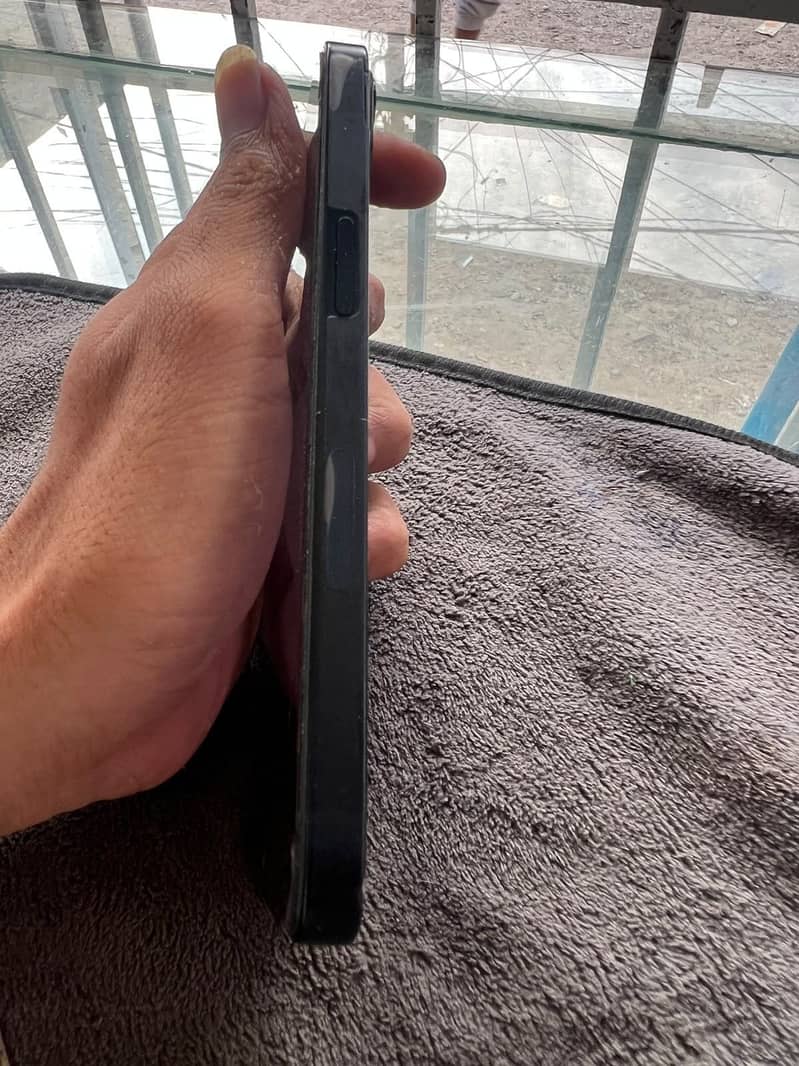 Apple iPhone 13 4