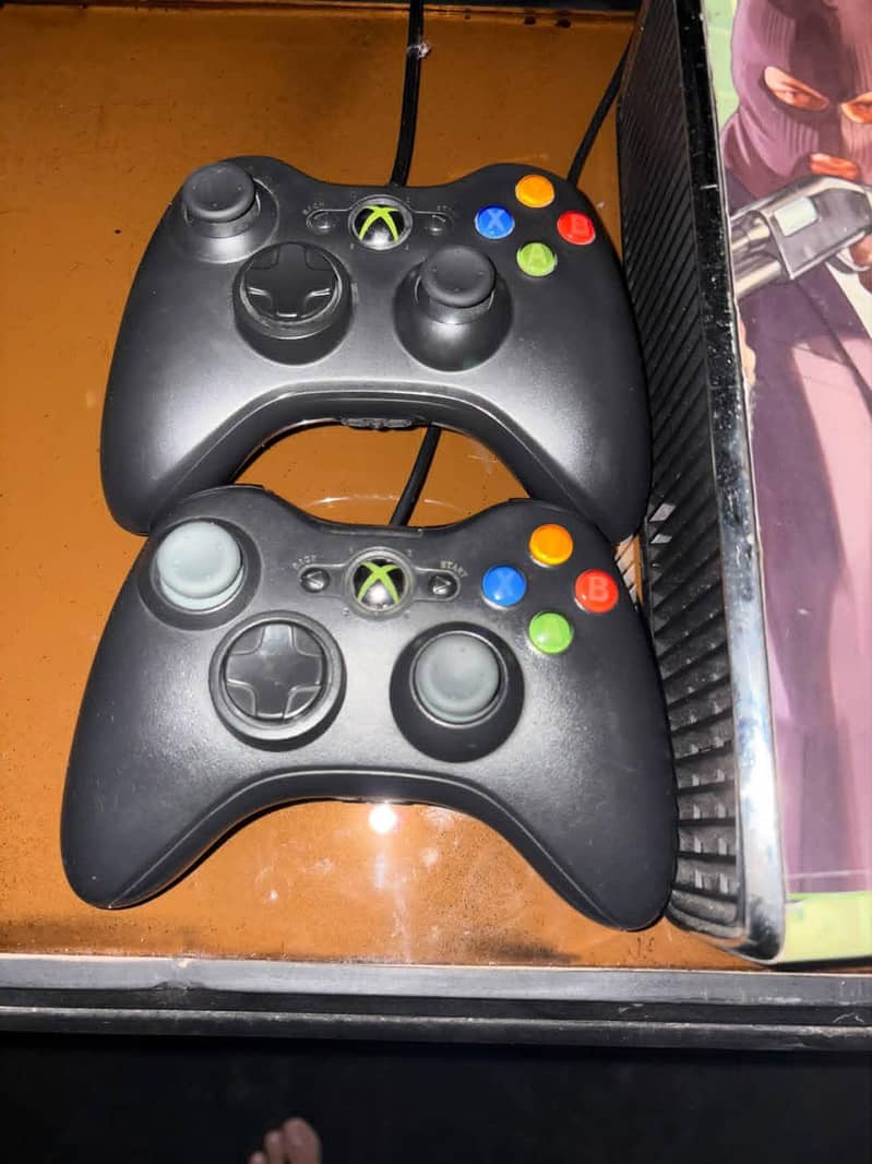 xbox 360 slim with 2 controller 1