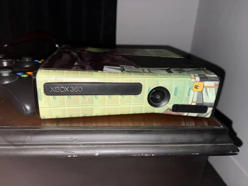 xbox 360 slim with 2 controller 2