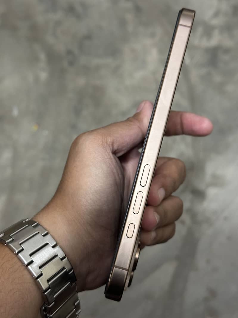 Apple iPhone 16 Pro Max 1