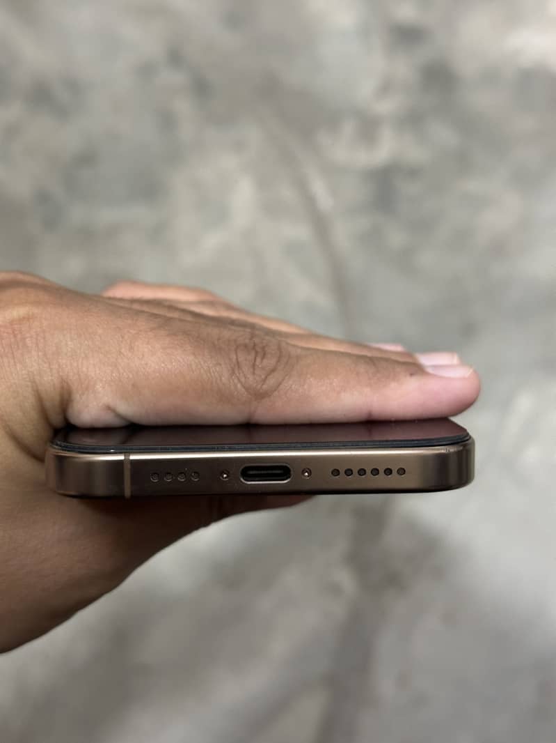 Apple iPhone 16 Pro Max 2