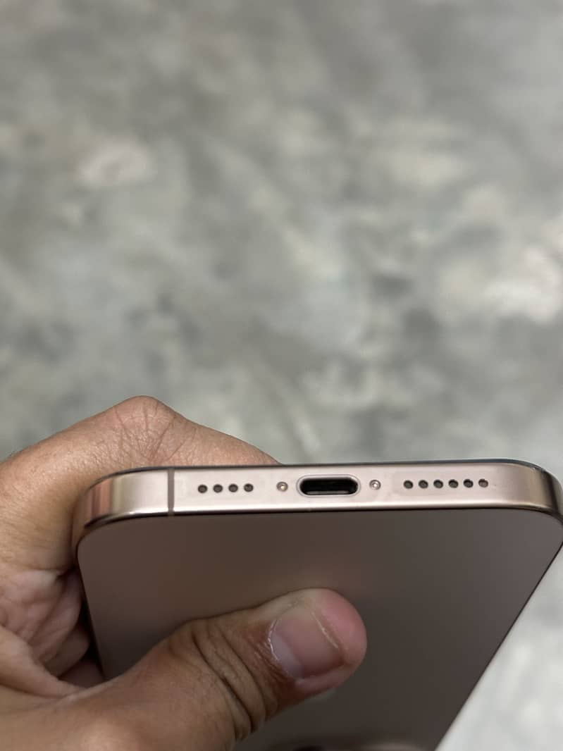 Apple iPhone 16 Pro Max 4