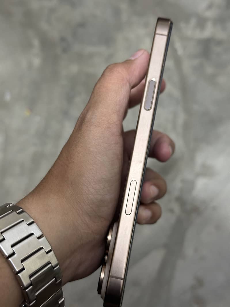 Apple iPhone 16 Pro Max 5
